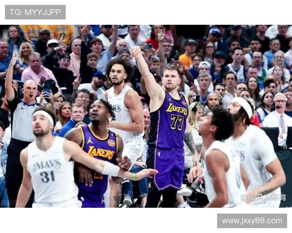 快船与湖人激战正酣 双方争夺季后赛席位精彩对决即将上演 快船与湖人激战正酣 双方争夺季后赛席位精彩对决即将上演